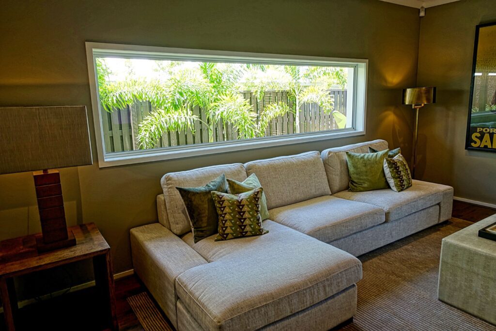 Couch-room-horizontal-aluminium-window